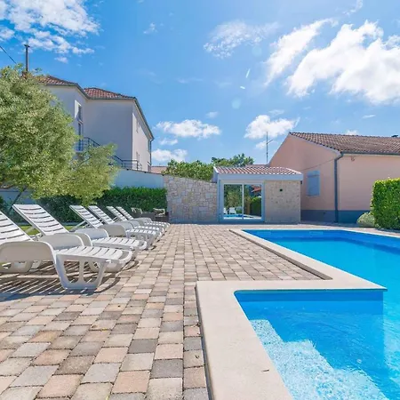 Two-bedroom In Ii アパート