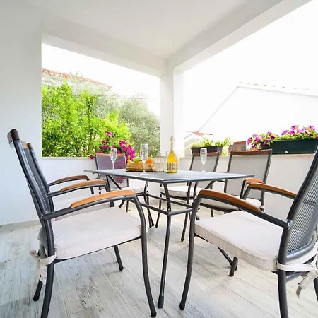 Two-bedroom In Ii Biograd Na Moru